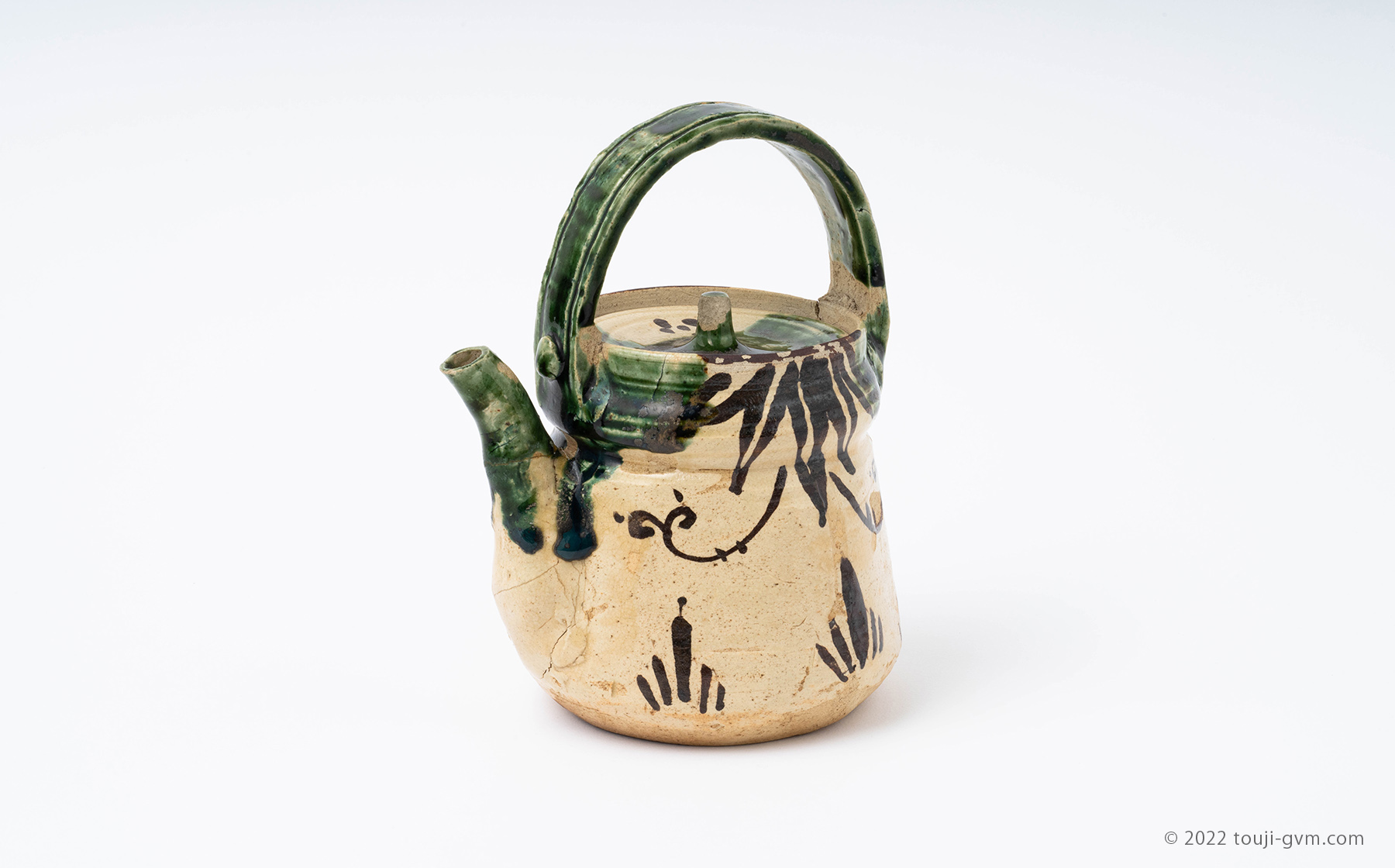 織部焼（おりべやき）とは｜古田織部が創始した緑釉陶磁器の歴史や特徴