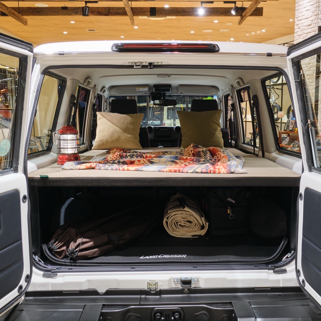 ランドクルーザー70専用ベットキット仕様がトイファクトリー東京店で