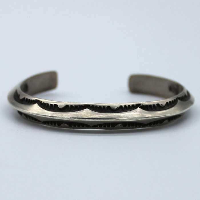 シルバー 彫刻模様 バングル NORA STERLING ナバホスターリング
