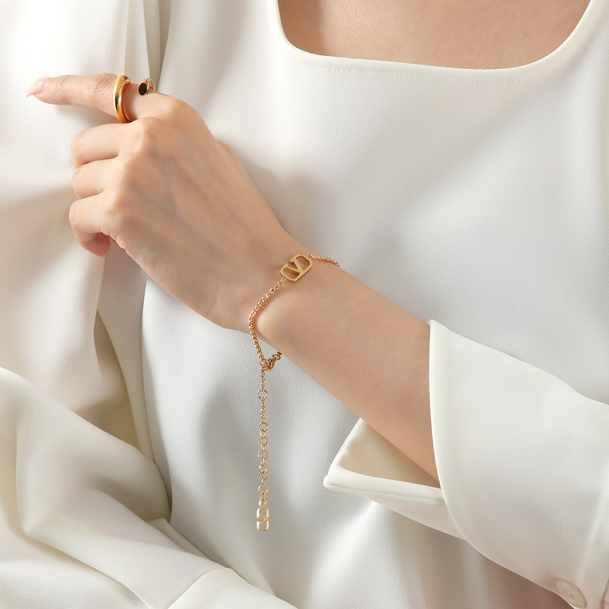 楽天市場】VALENTINO ヴァレンティノ ブレスレット 7W2J0F84MET