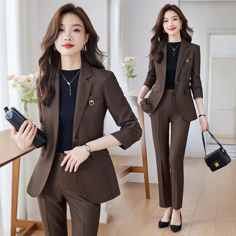 パンツスーツ ブラウン(限りなく黒に近い、黒よりは優しい印象のスーツ