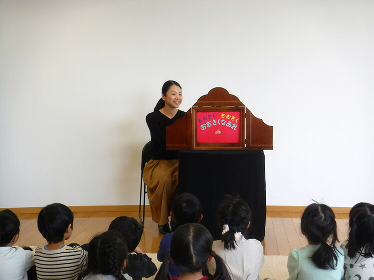 楽天市場】童心社 オリジナル 紙芝居舞台紙芝居 木枠 紙しばい かみし