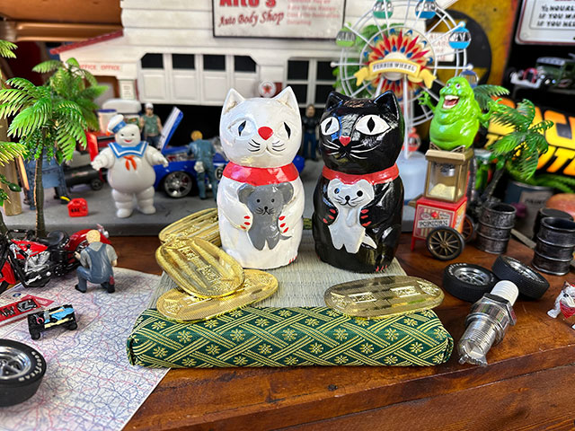 楽天市場】「ネコにネズミ」 木彫り人形 （白猫と黒猫の2体セット