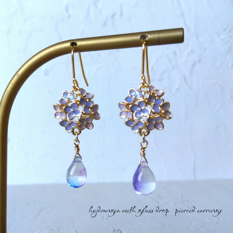 楽天市場】紫陽花硝子の雫が揺れるピアス 青紫 金具が選べる 金属