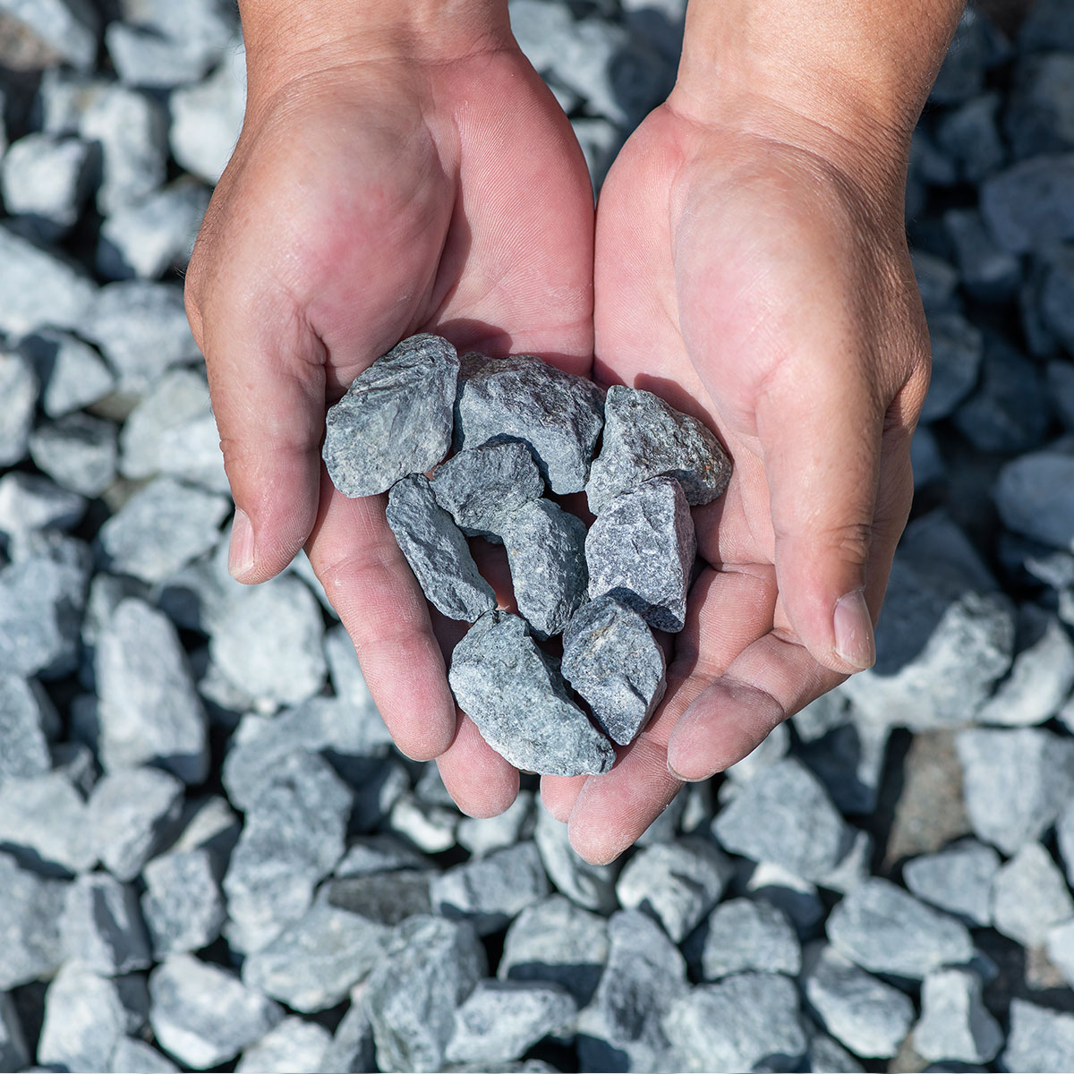 楽天市場】青砕石 20kg 20〜30mm 防犯砂利 雑草対策 4号 砕石 じゃり