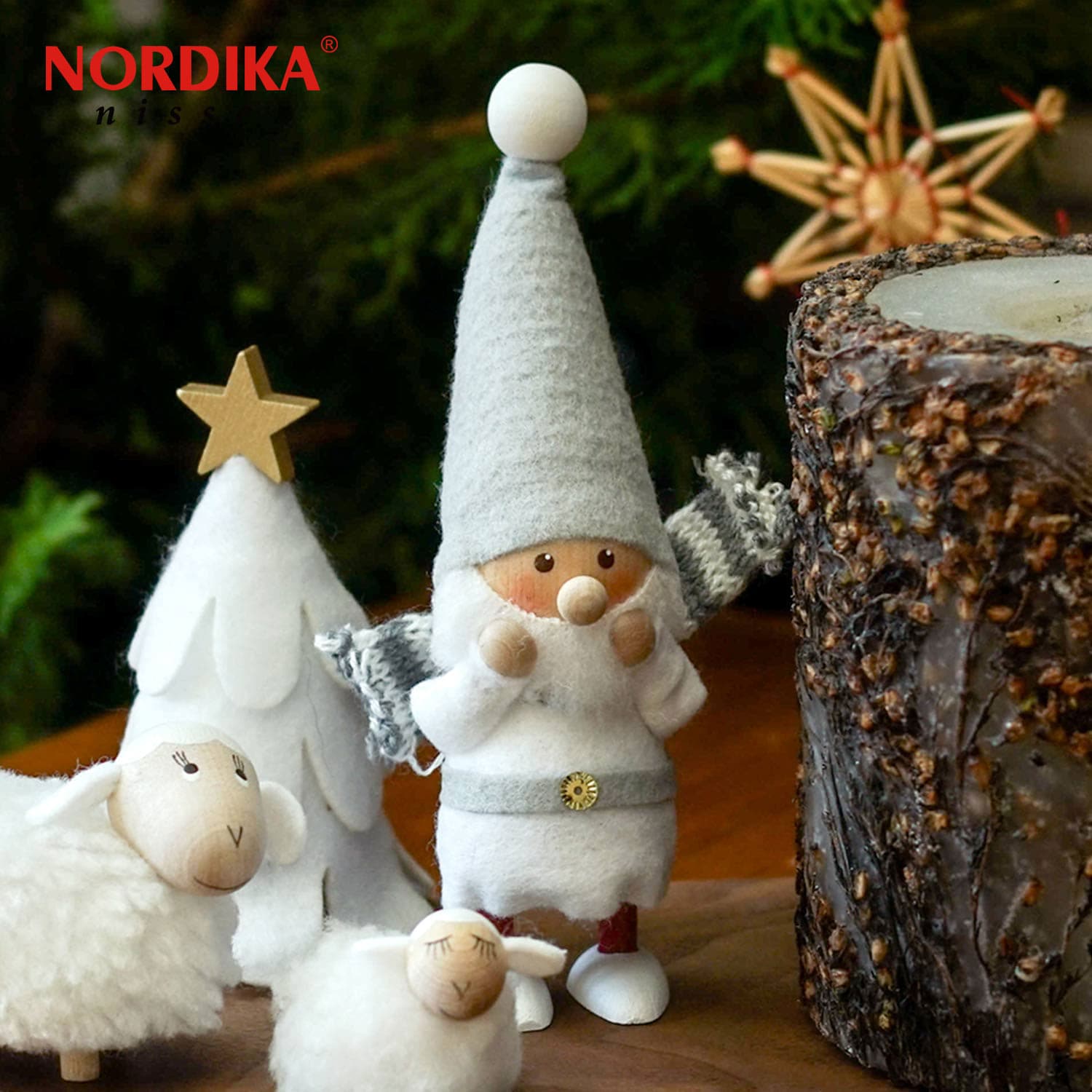 Nordika nisse 2024 高島屋 ツリーとオーナメントを運ぶサンタ