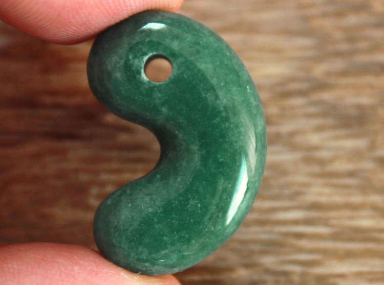楽天市場】糸魚川翡翠勾玉 M04618元粋 作30mm*19.5mm*9.8mm : 糸魚川