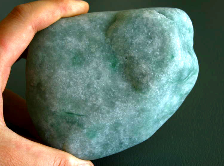 楽天市場】糸魚川翡翠原石 G00300 120mm*94mm*41mm : 糸魚川ヒスイの店