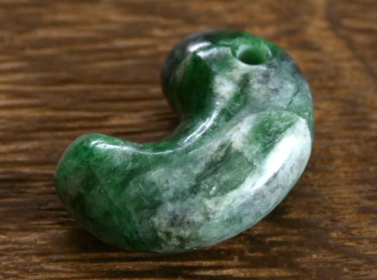 楽天市場】糸魚川翡翠勾玉 M01243日本ヒスイ鉱業 作30mm*21mm*12mm