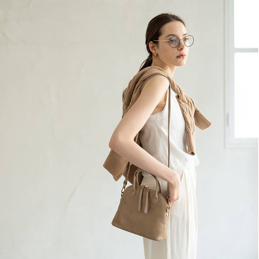 楽天市場】本革 超軽量 ショルダーバッグ 斜めがけバッグ レディース