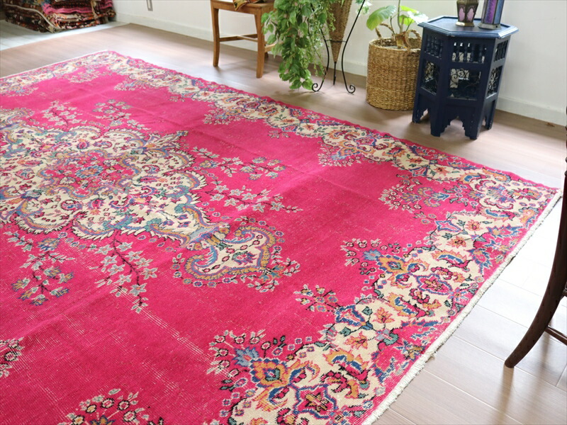 人気/マゼンタピンクのオーバーダイラグ ヴィンテージトルコラグ No