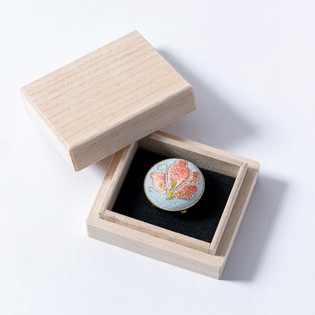 楽天市場】廣瀬刺繍店 江戸刺繍 ブローチ 桐箱入り 「蝶」 伝統工芸品