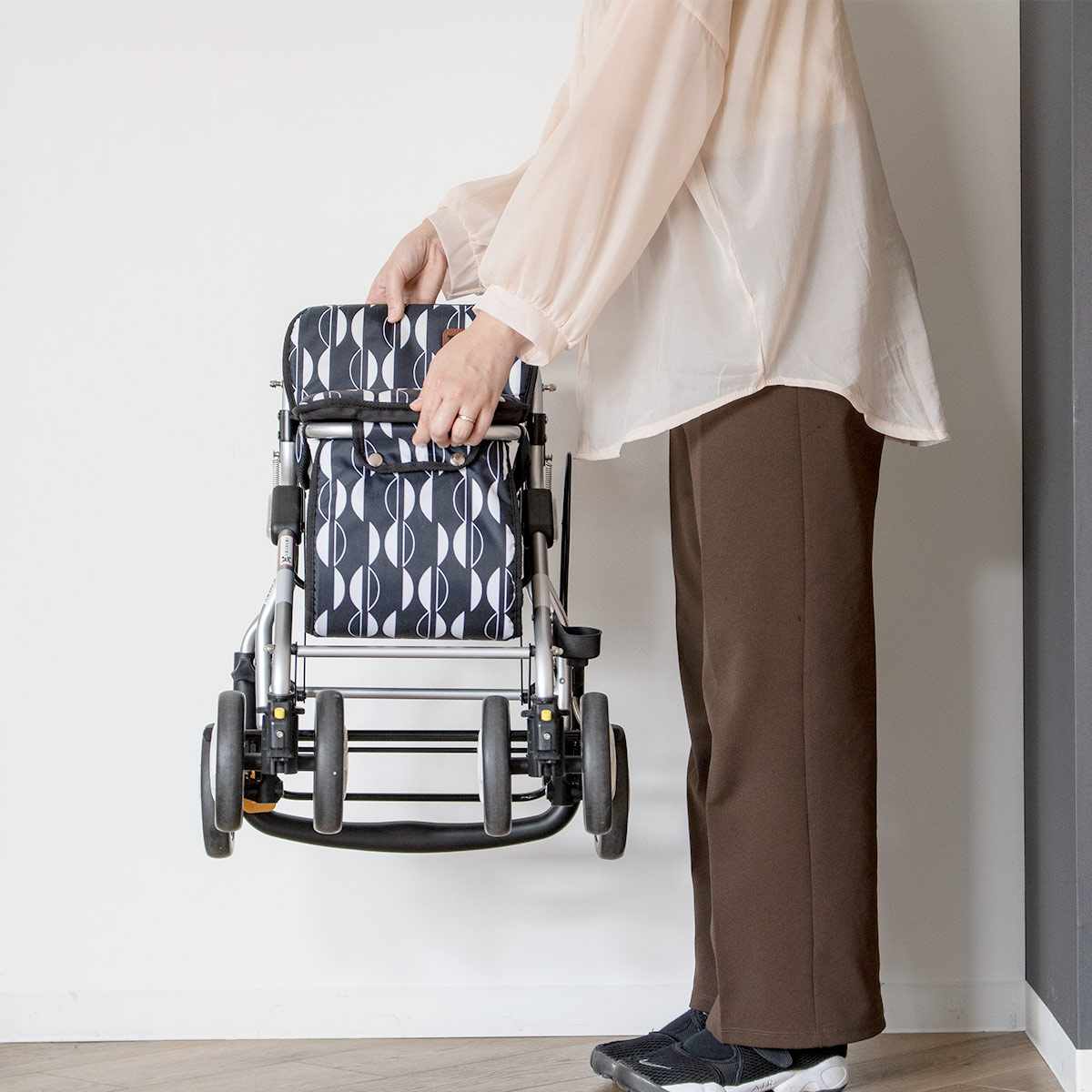 楽天市場】シルバーカー ミドルタイプ ルーティ2 コンパクト 座れる 幸