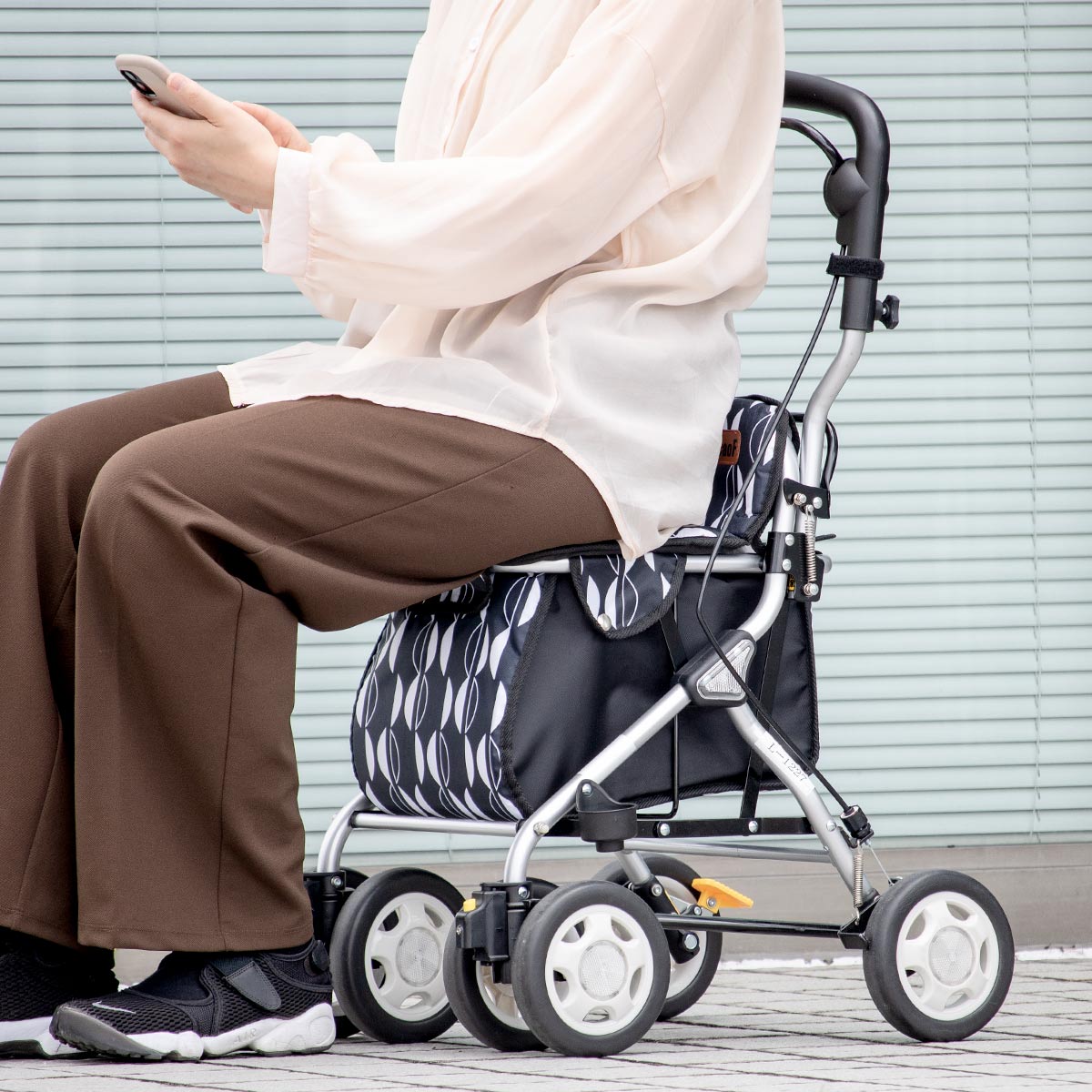 楽天市場】シルバーカー ミドルタイプ ルーティ2 コンパクト 座れる 幸