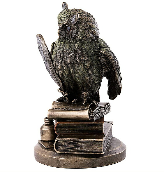 フクロウの金属製置物 本の上に座る フクロウの金属製置物 本の上に