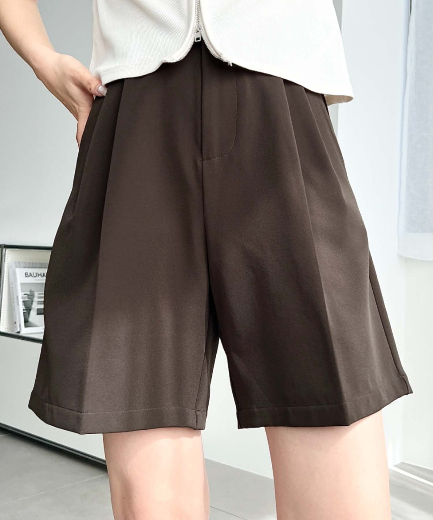 moment+｜センタープレスツータックショートパンツ | Rakuten Fashion