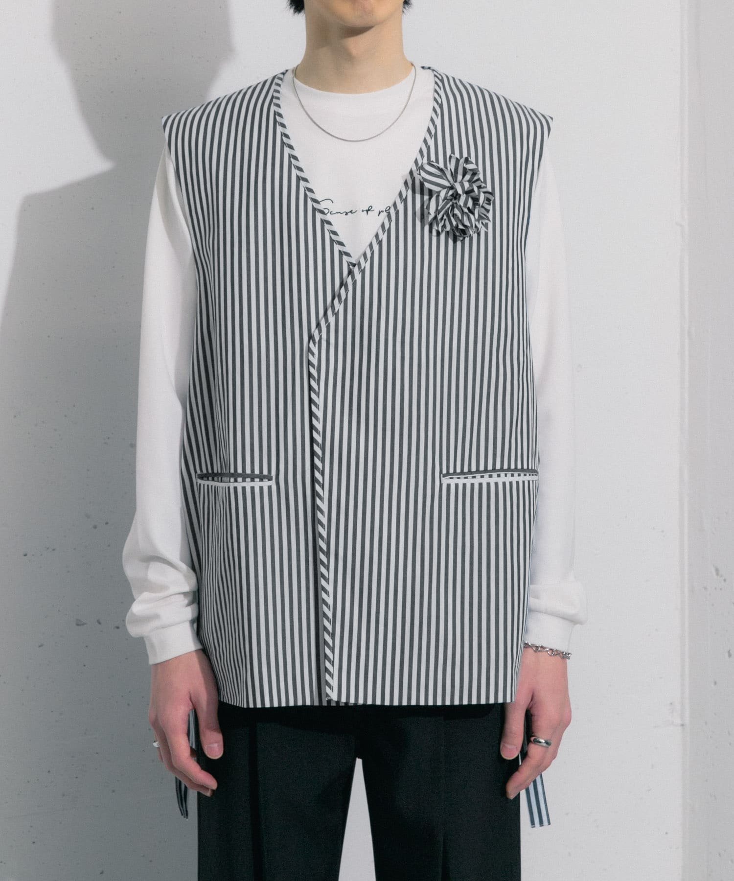 SENSE OF PLACE｜hxcyyd × SOP ストライプフラワーコサージュシャツ