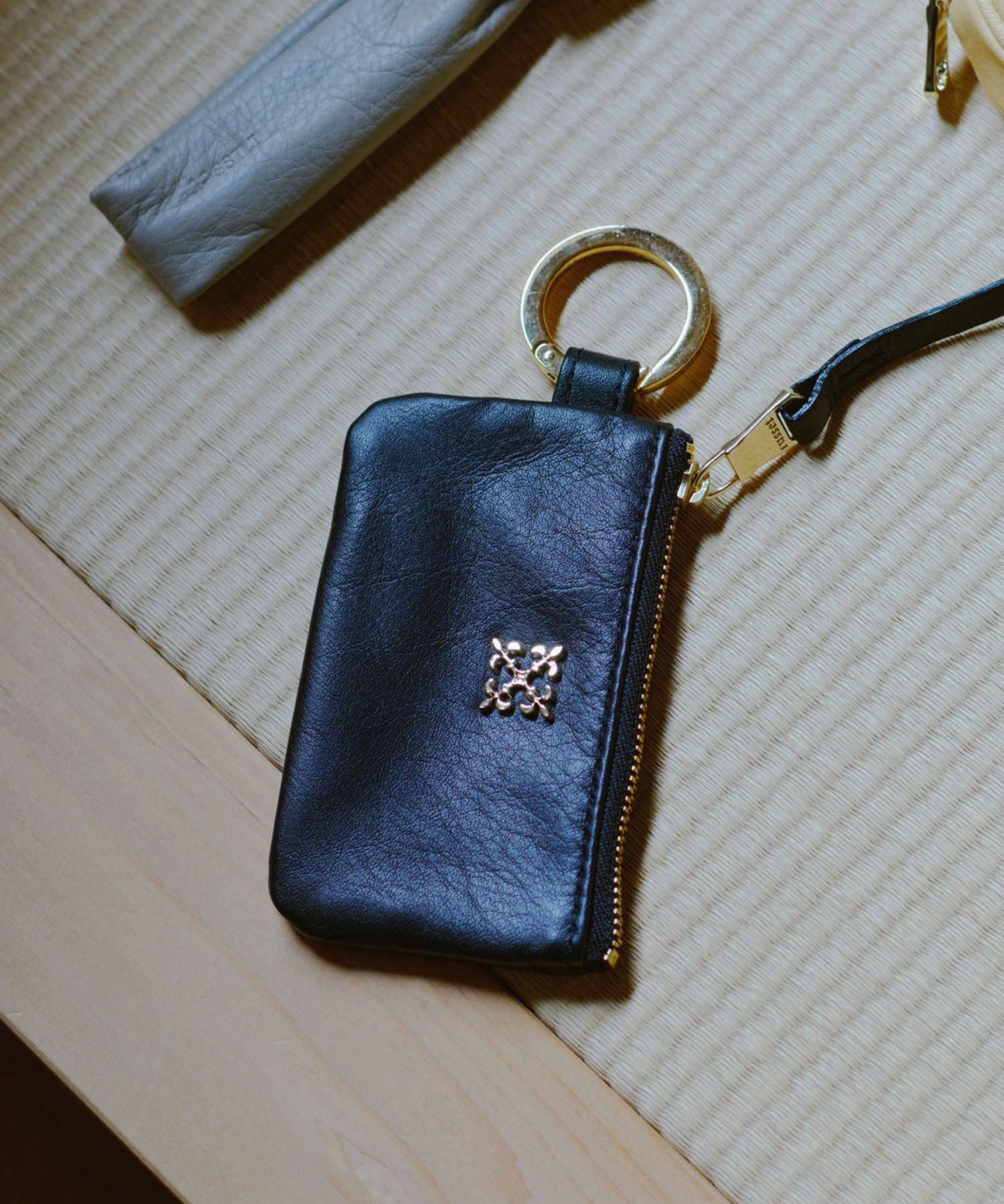 russet｜カラビナ付き ソフトレザーマルチケース | Rakuten Fashion