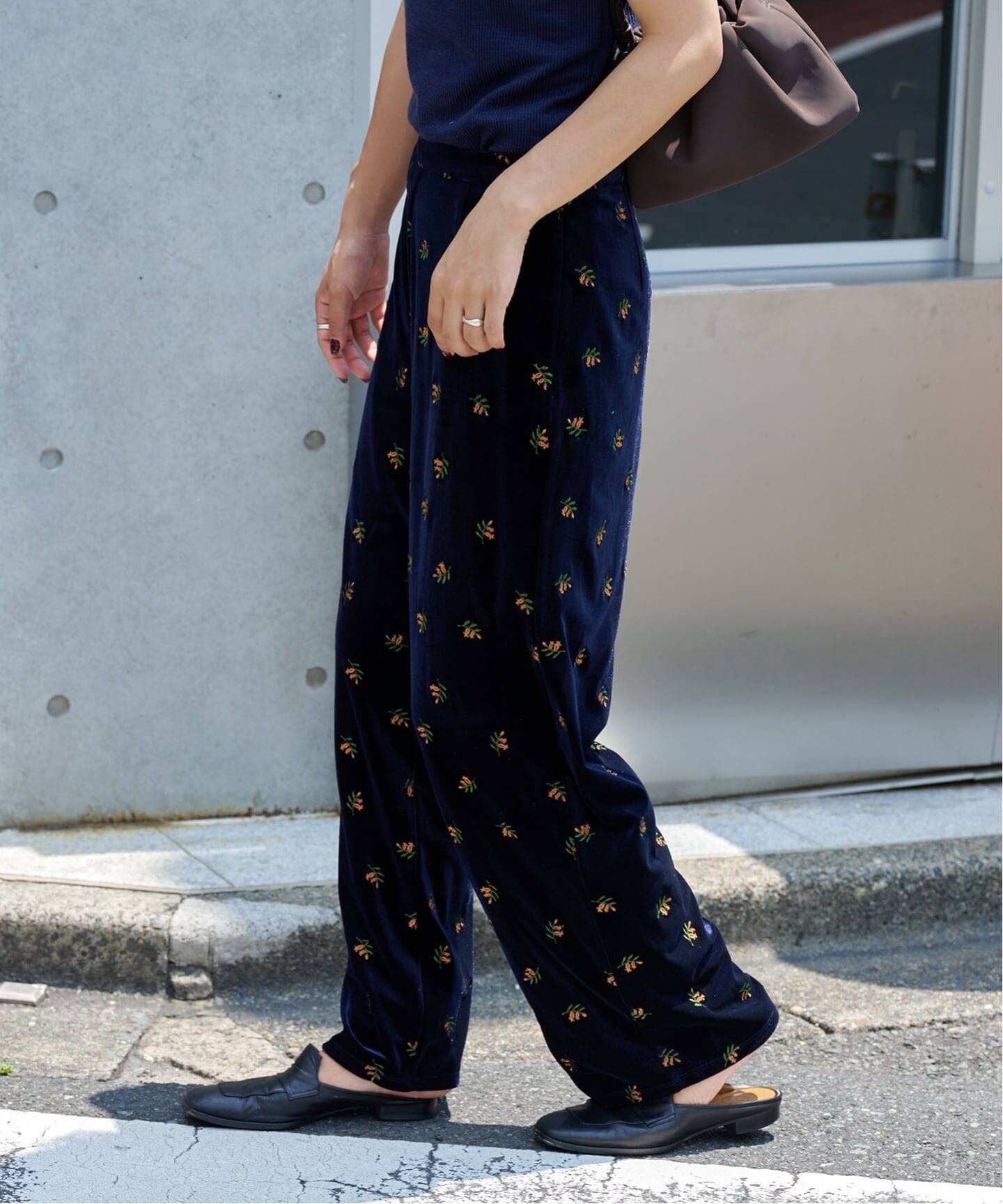 OUTDOOR PRODUCTS Usual Things｜追加 刺繍ベロアフレアパンツ