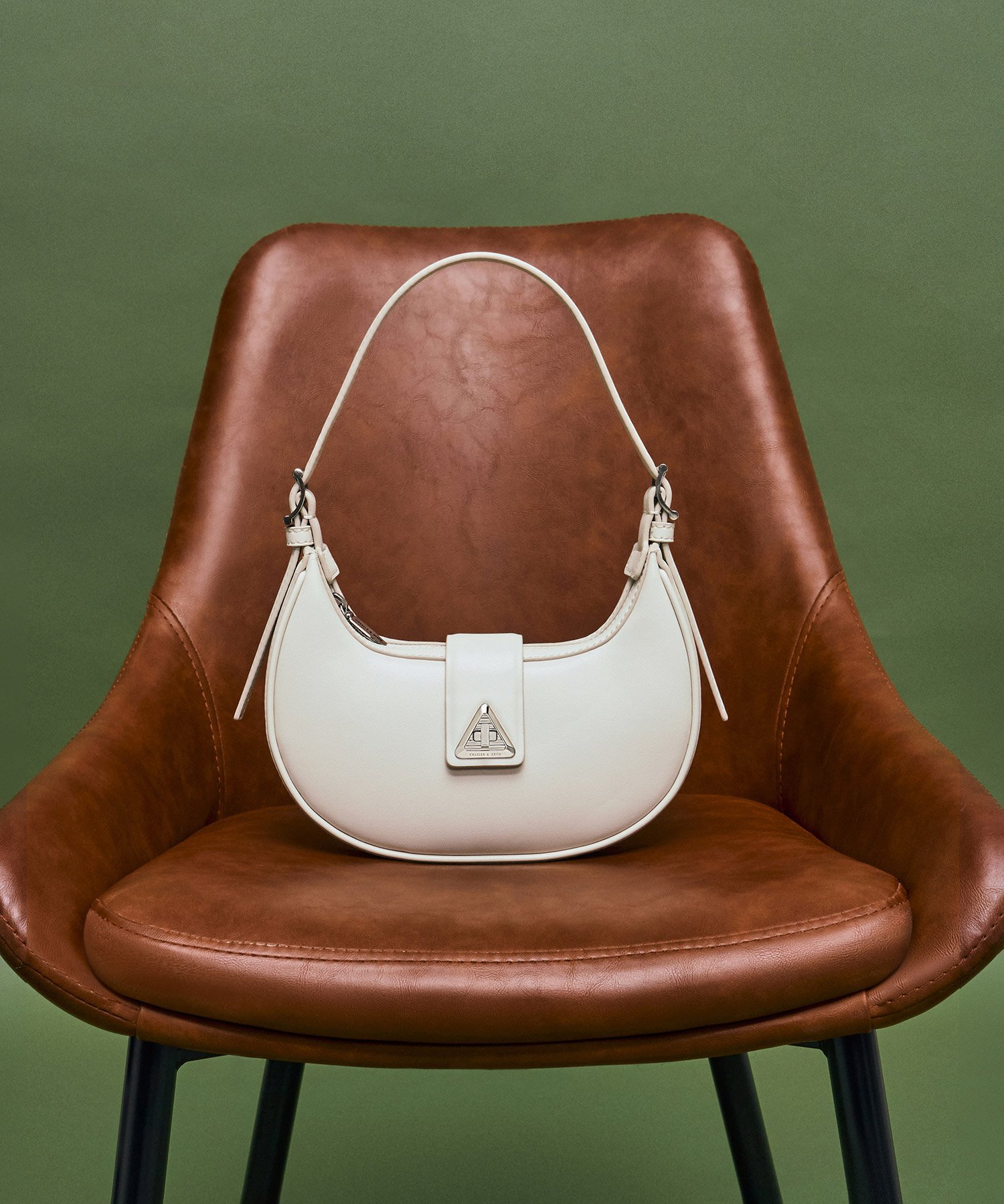 CHARLES & KEITH｜トライアングルバックル ベルトショルダーバッグ