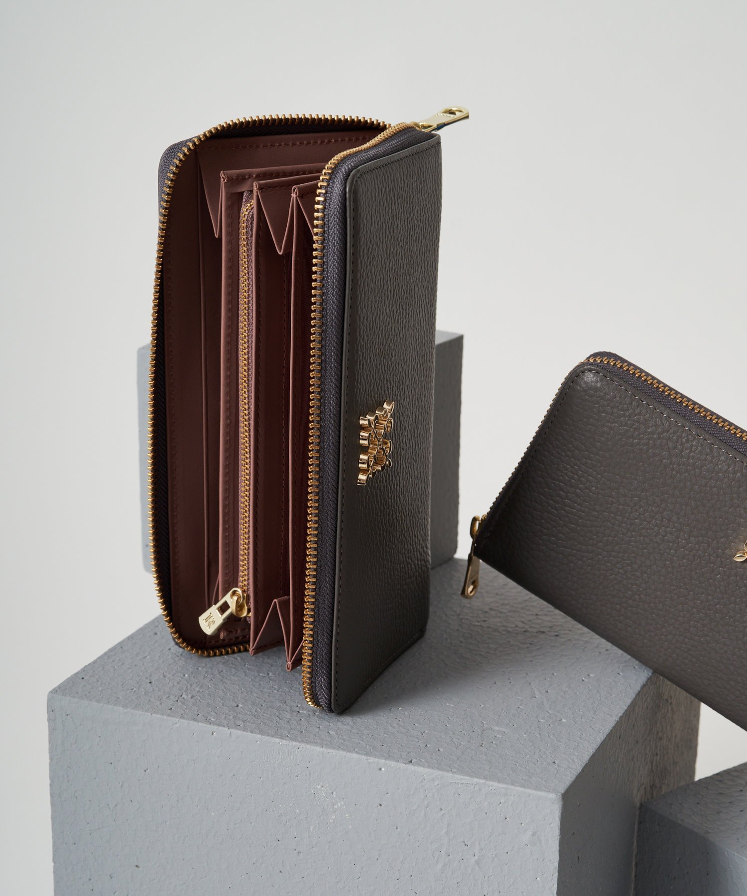 russet｜モノグラムプレートラウンドジップウォレット | Rakuten