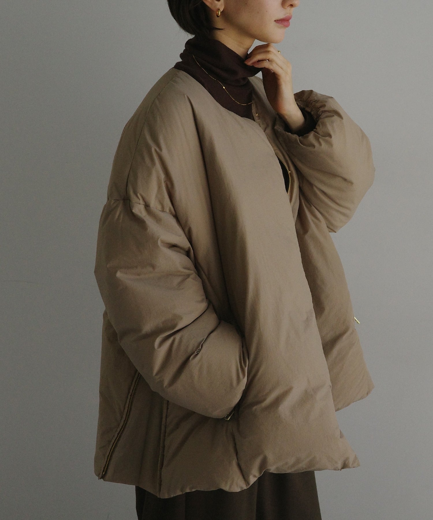 andme｜ノーカラー サイドジップ ダウンジャケット evernavy エバー