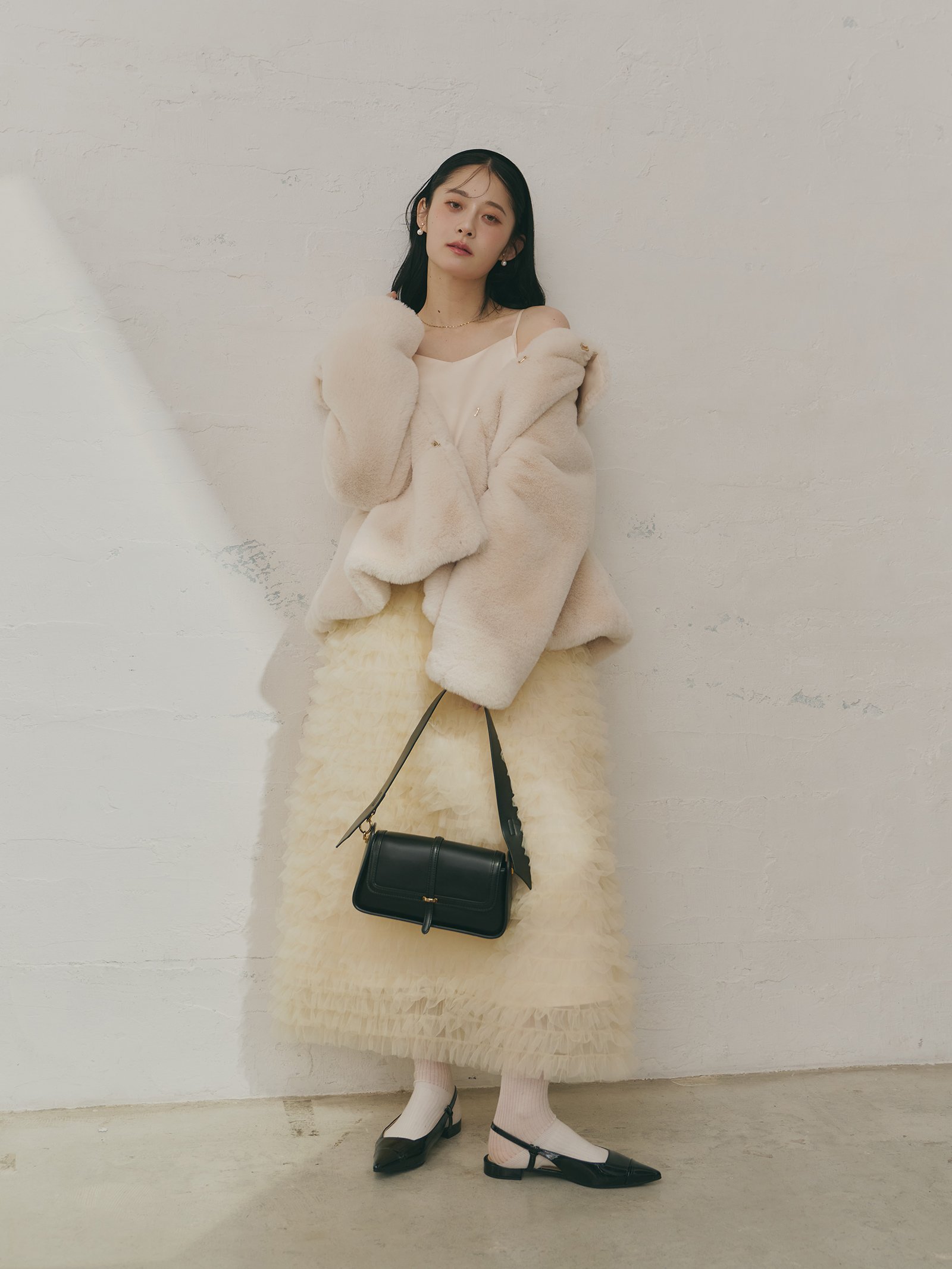 Olu.｜フラッフィーラウンドカラーペプラムファーコート | Rakuten