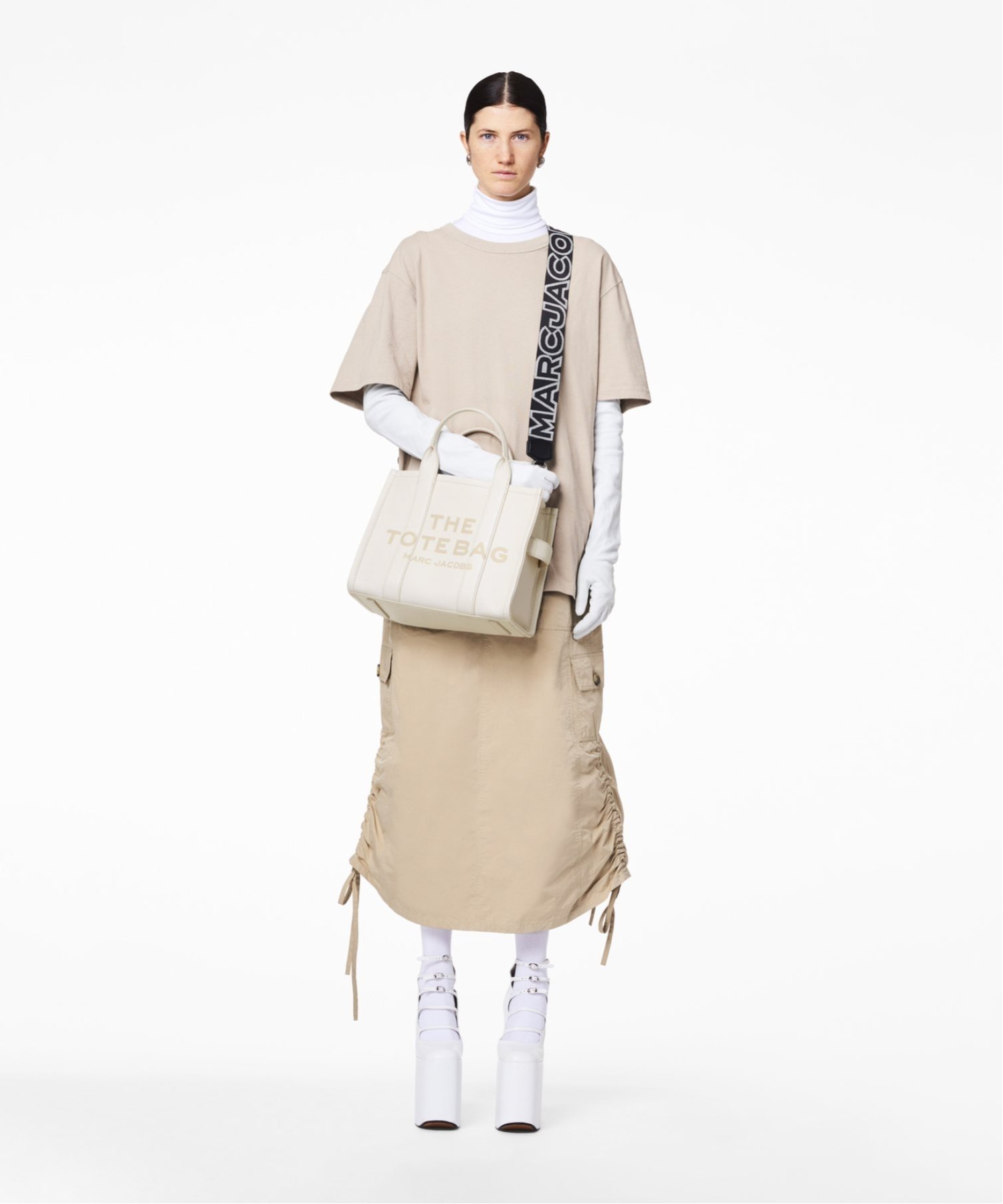 MARC JACOBS(マーク ジェイコブス)｜【公式】THE OUTLINE LOGO STRAP