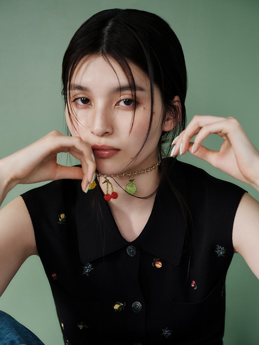 FRAY I.D｜フルーツ刺繍ポロカラーノースリニットジレ/接触冷感