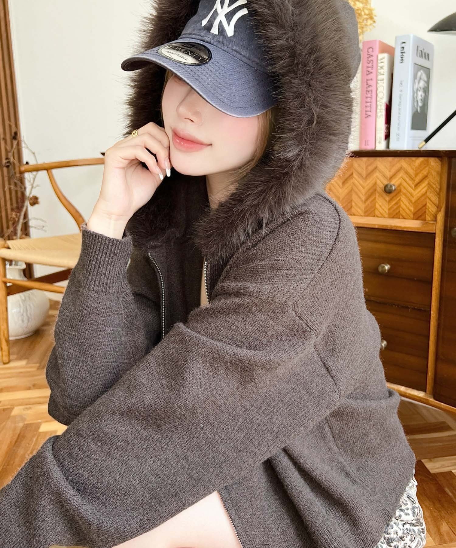 moment+｜ボリュームファーフードジップアップニットパーカー