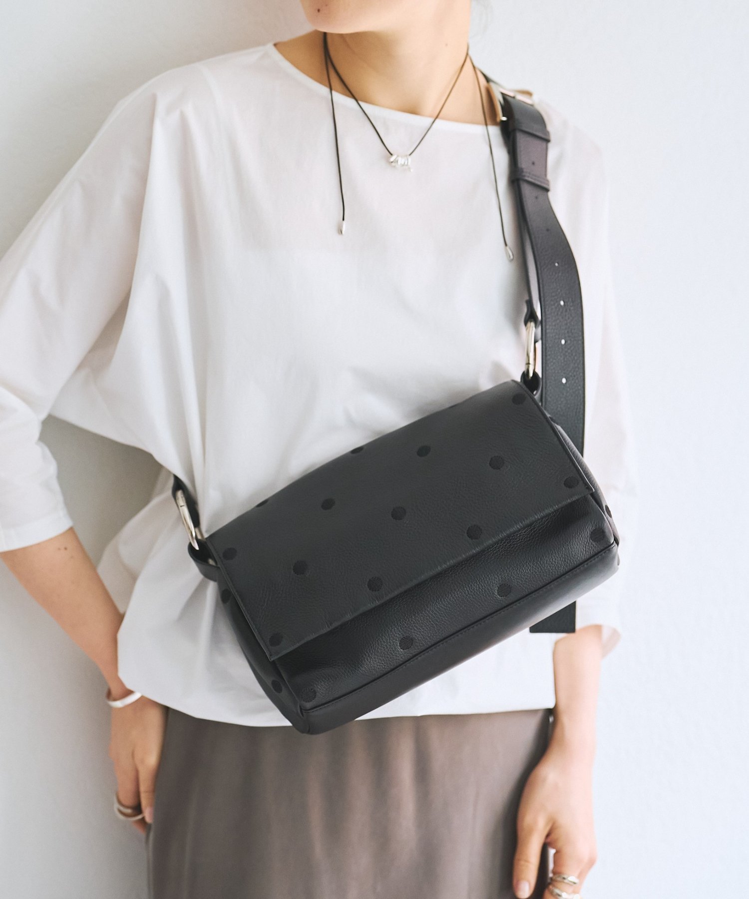 BEARDSLEY｜《本革》ドットボディバッグ | Rakuten Fashion(楽天