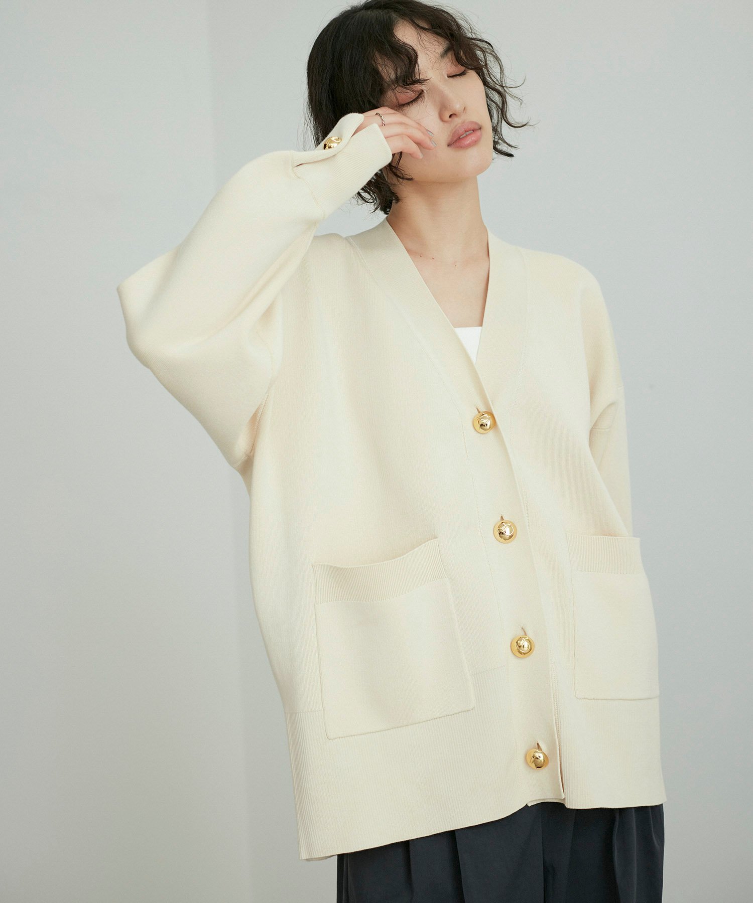 ADAM ET ROPE'｜【サステナブル】ロゴボタンミドルカーディガン