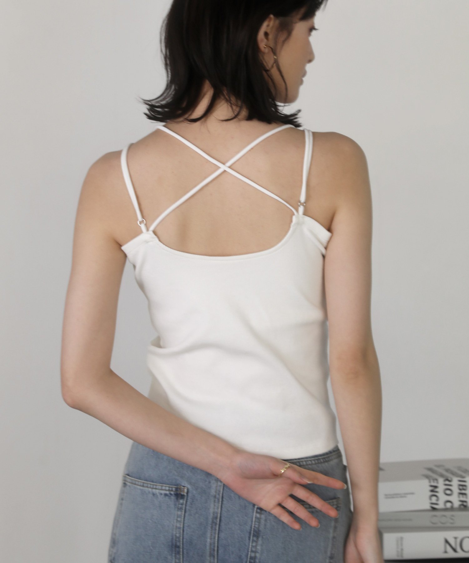 THE CASUAL｜後ろ姿もきれいに見える、クロスストラップ カップ付き