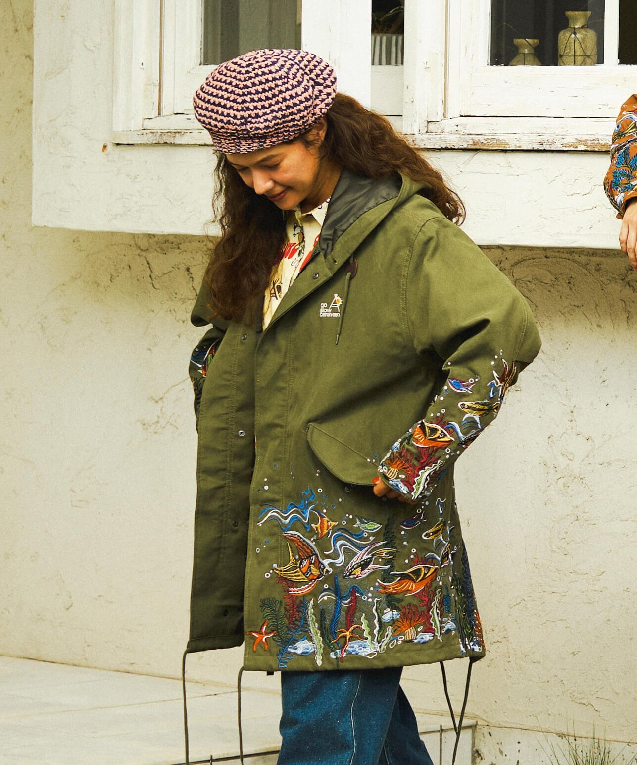 go slow caravan｜ライトキャンバスパネル刺繍モッズコート (MENS