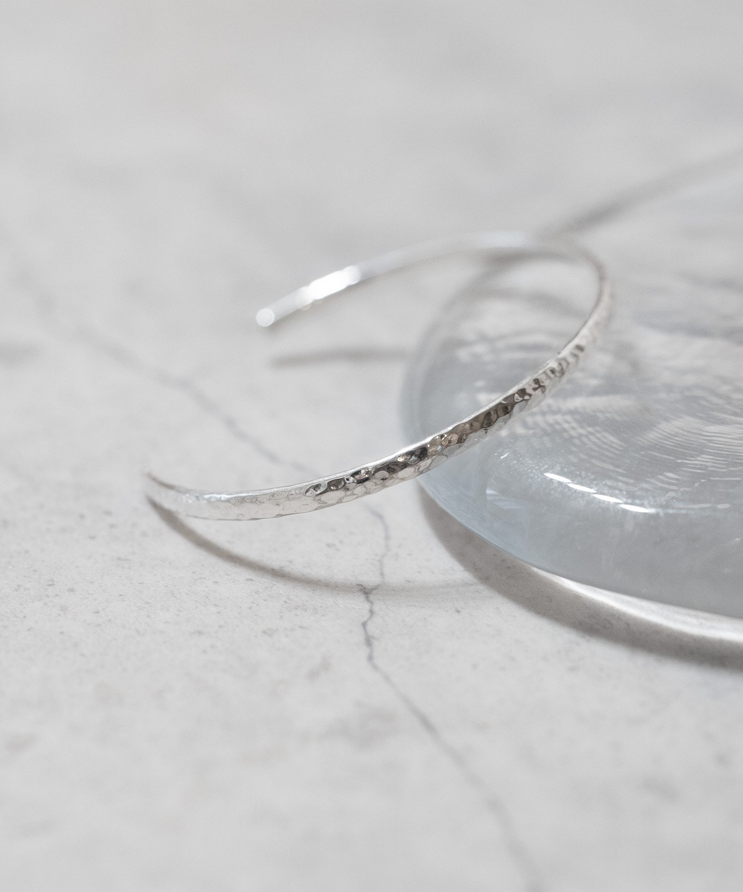 composite｜HAMMERED FINE BANGLE SV ハンマード細バングル シルバー