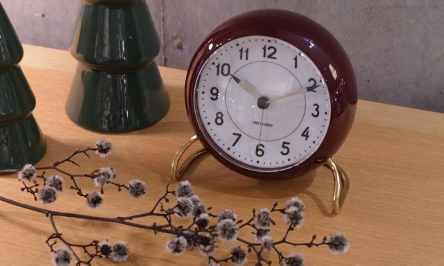 アルネ ヤコブセン ステーション テーブルクロック バーガンディ Arne