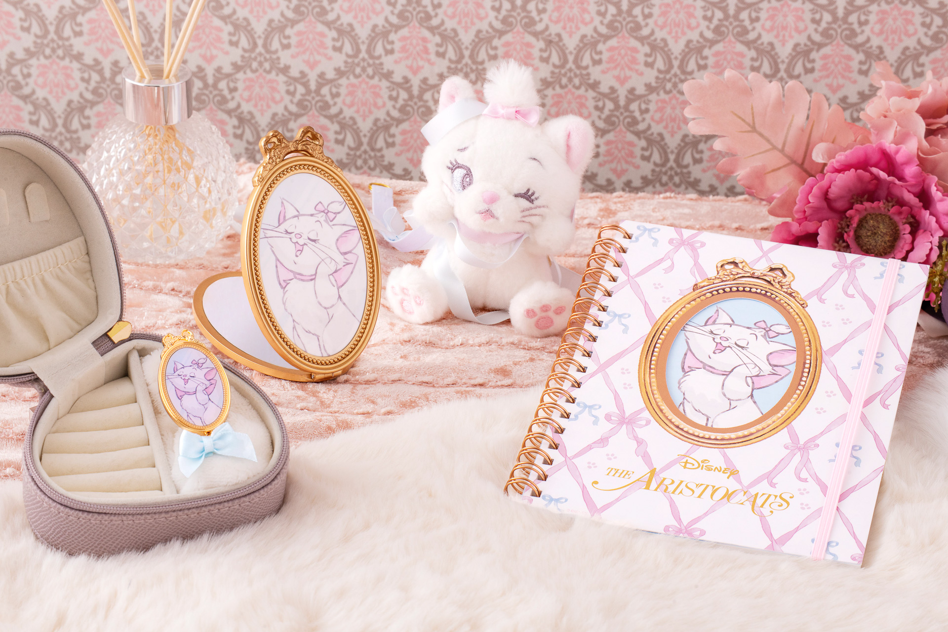 東京ディズニーリゾートで大人かわいいマリーグッズ発売！ 鏡に向かっ