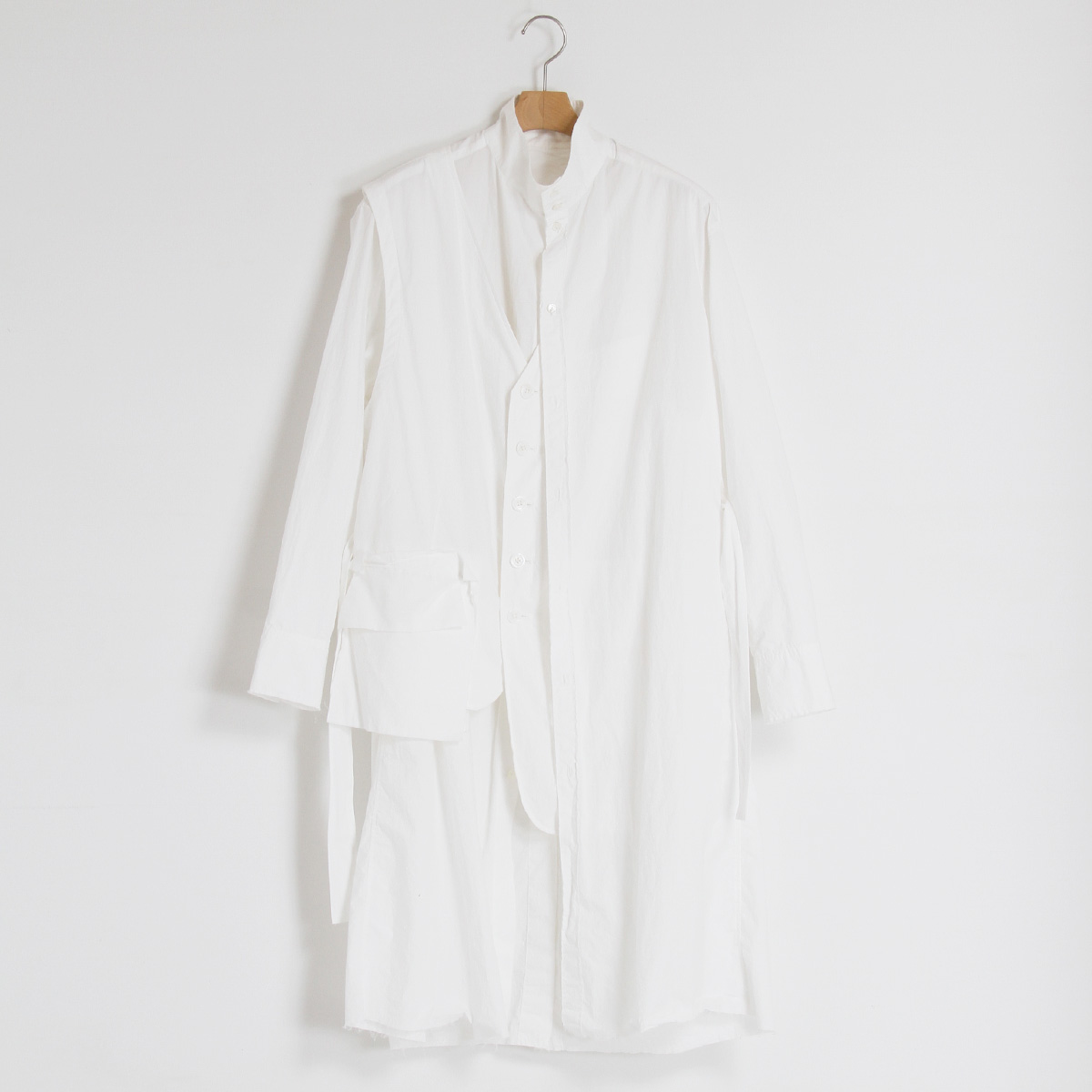 KHOKI】一枚でさまざまな着方を楽しめるロングシャツコートベスト