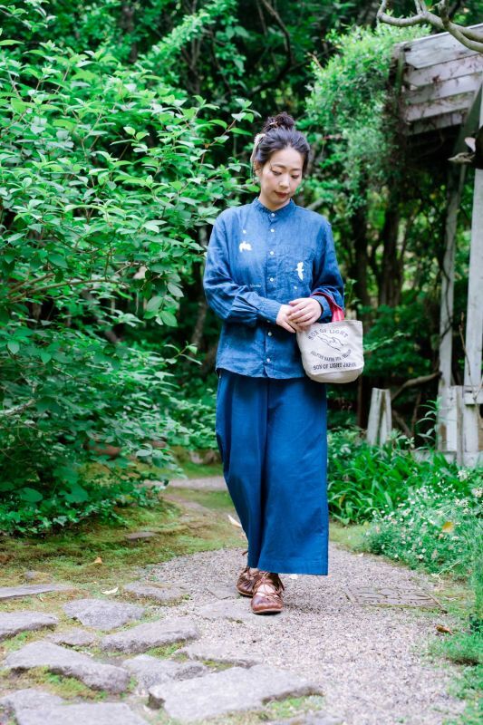 美しい藍染のブルーに、可愛らしいオリジナルデザインの模様が抜染され