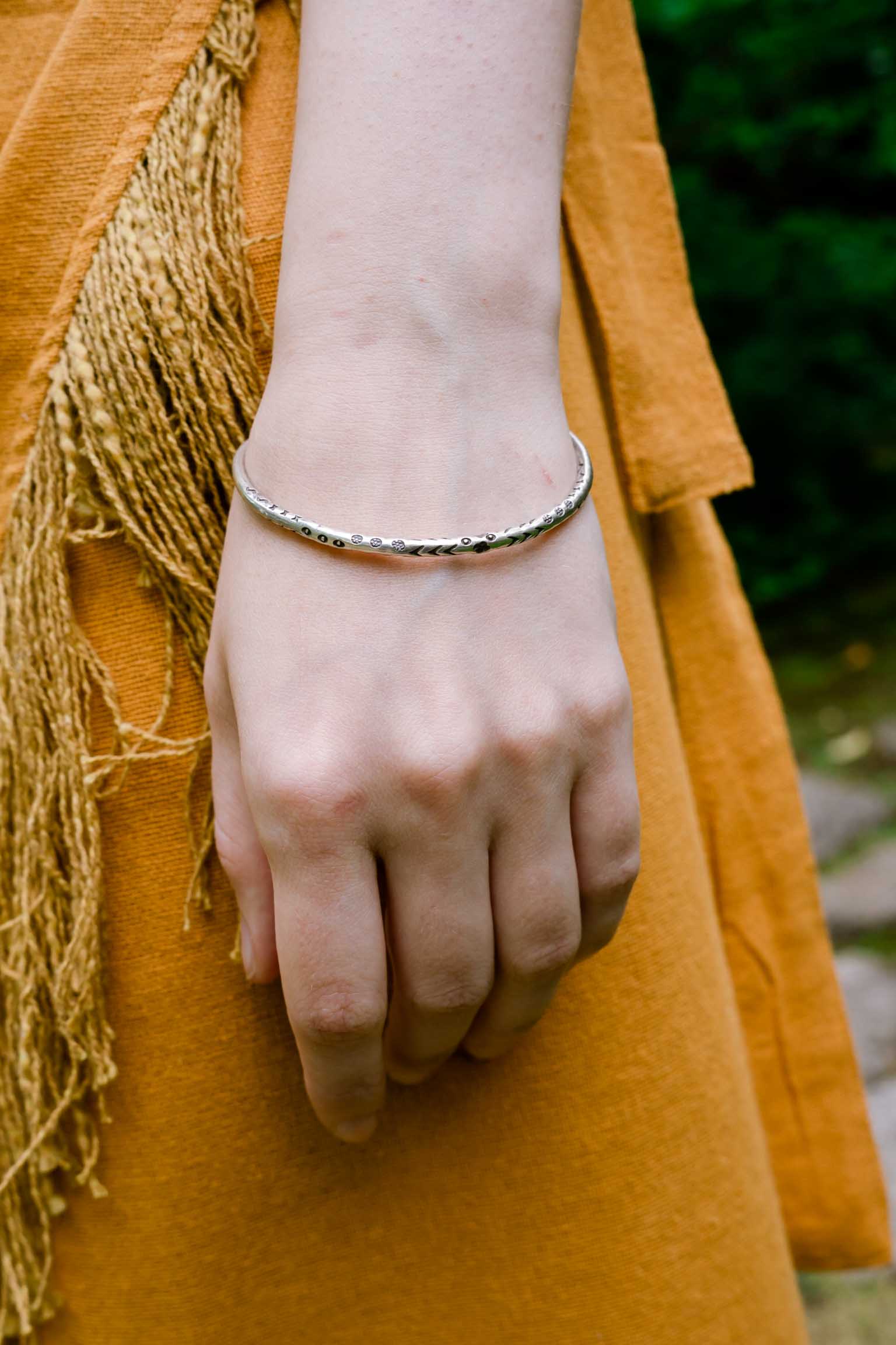 タイ北部の山岳に暮らすカレン族が制作したカレンシルバーバングル3