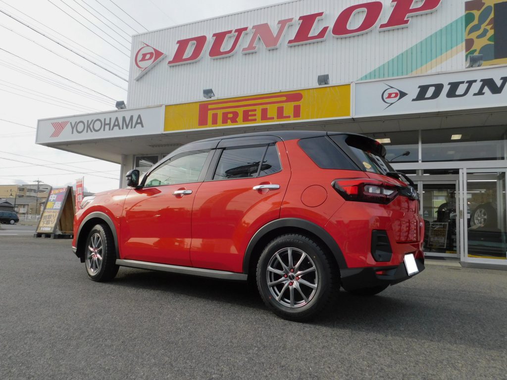 新型 ダイハツ ロッキーに 新品 ダンロップ スタッドレス WM02 装着