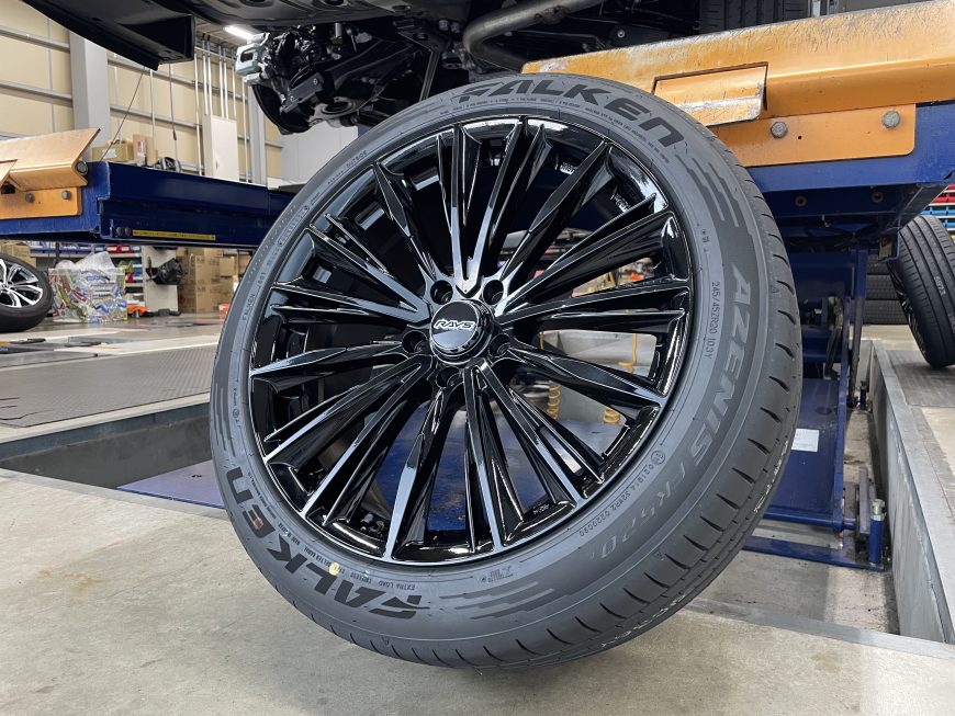 ノーマル車高の40系アルファードに20インチのRAYS ベルサス ヴォウジェ