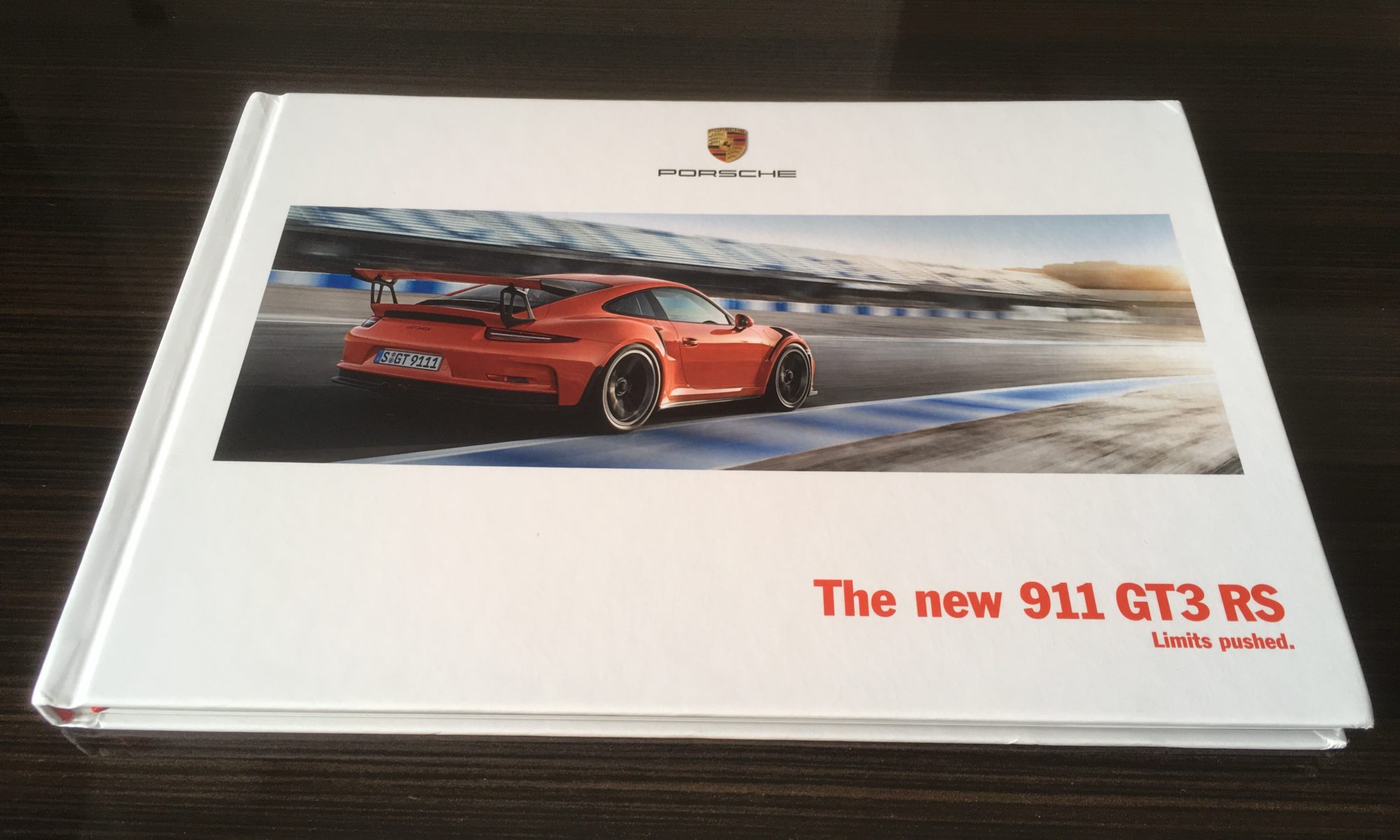 ポルシェ991GT3RSのカタログをゲット♪ポルシェのカタログは豪華で