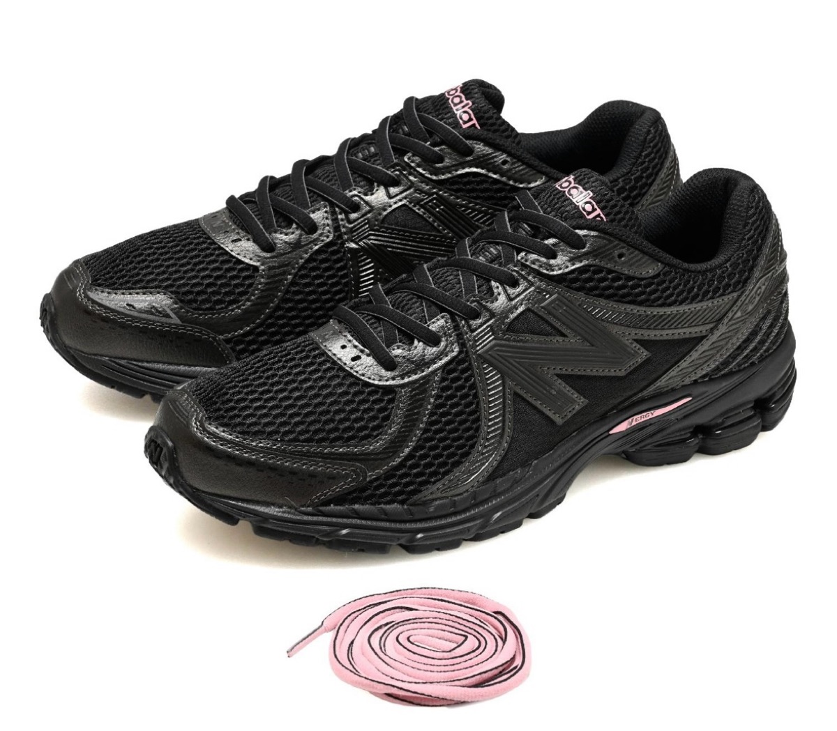 New Balance “Triple Black”に差し色を加えたアジア限定コレクションが