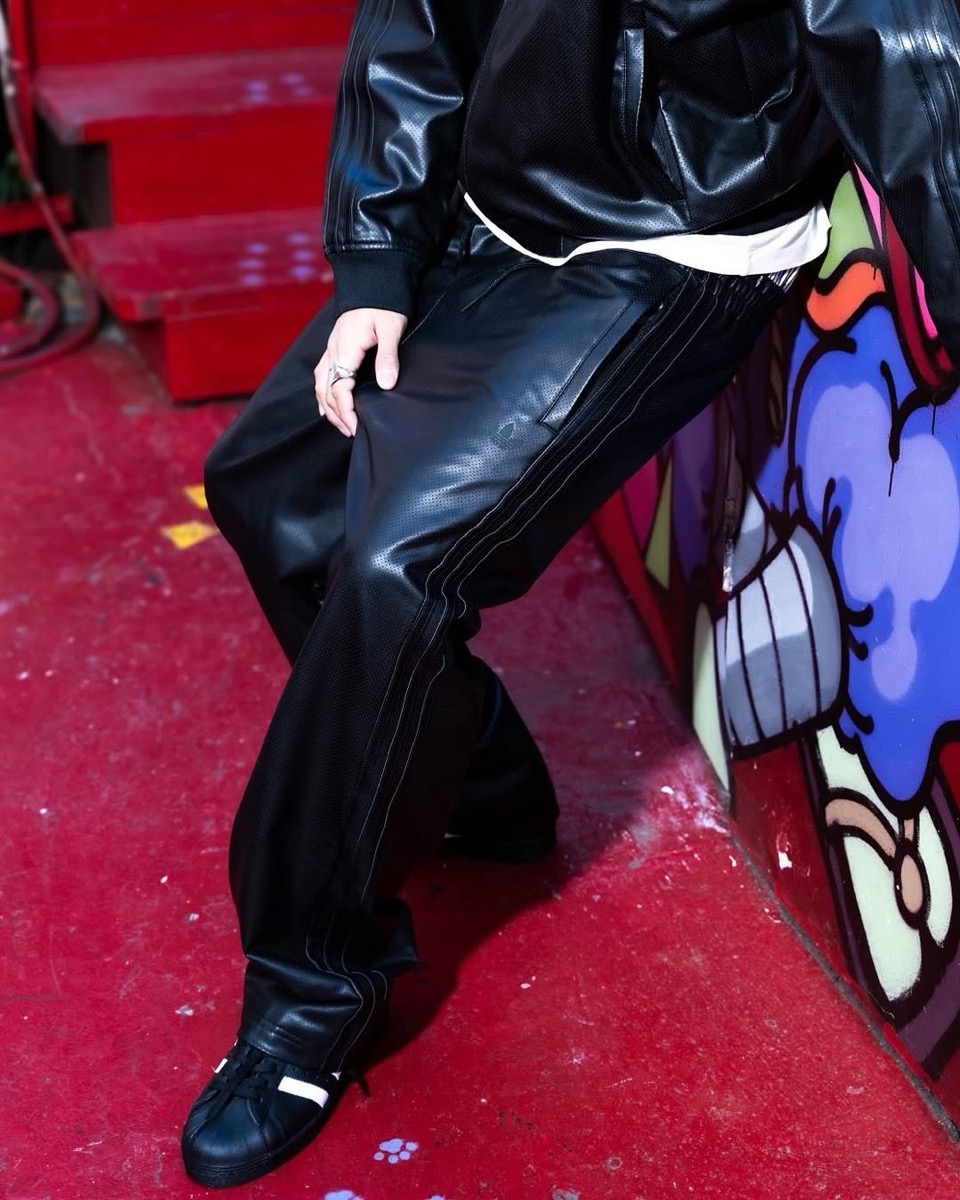 adidas フェイクレザートラックスーツが国内発売開始 | UP TO DATE