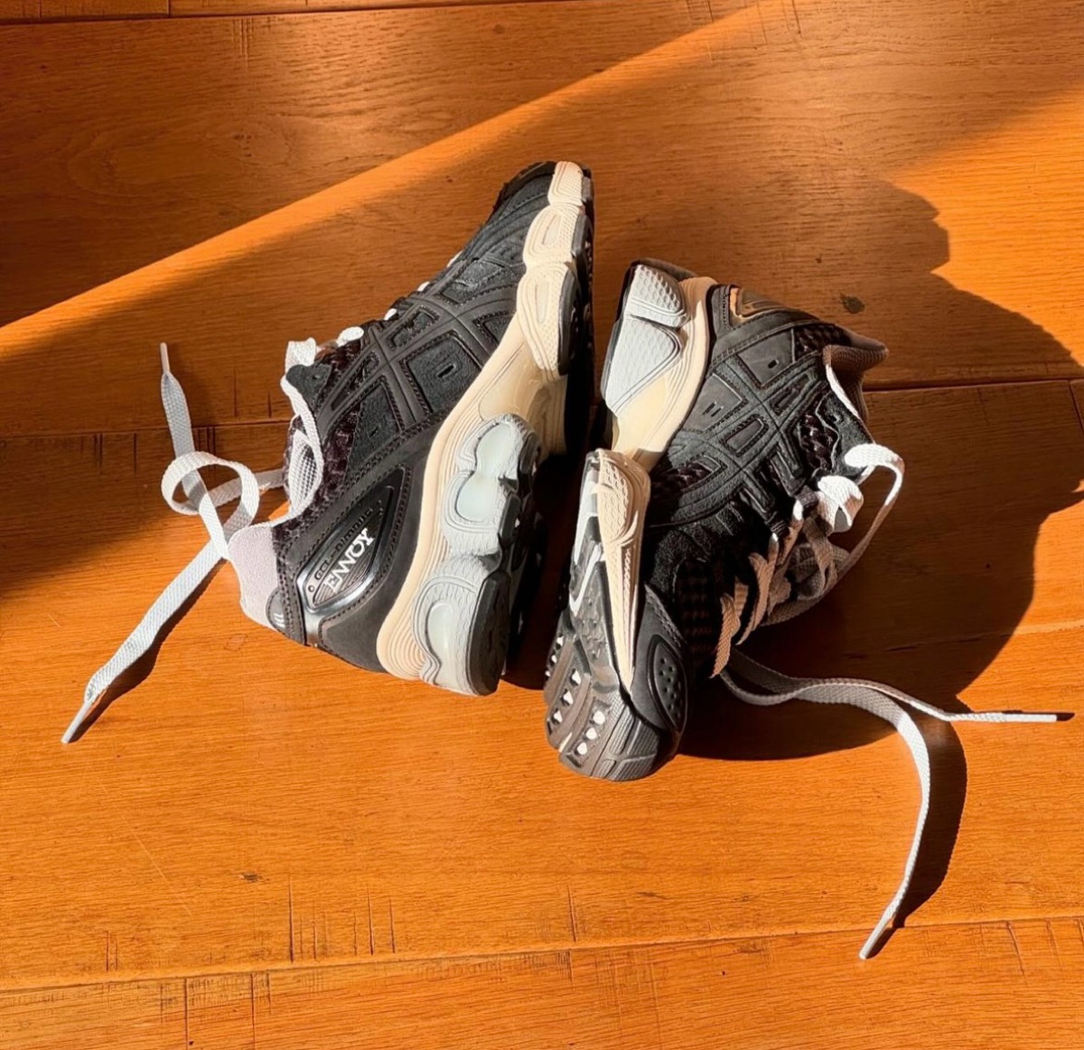 ENNOY × ASICS コラボスニーカー『GEL-NIMBUS 9』が国内2月29日／3月7