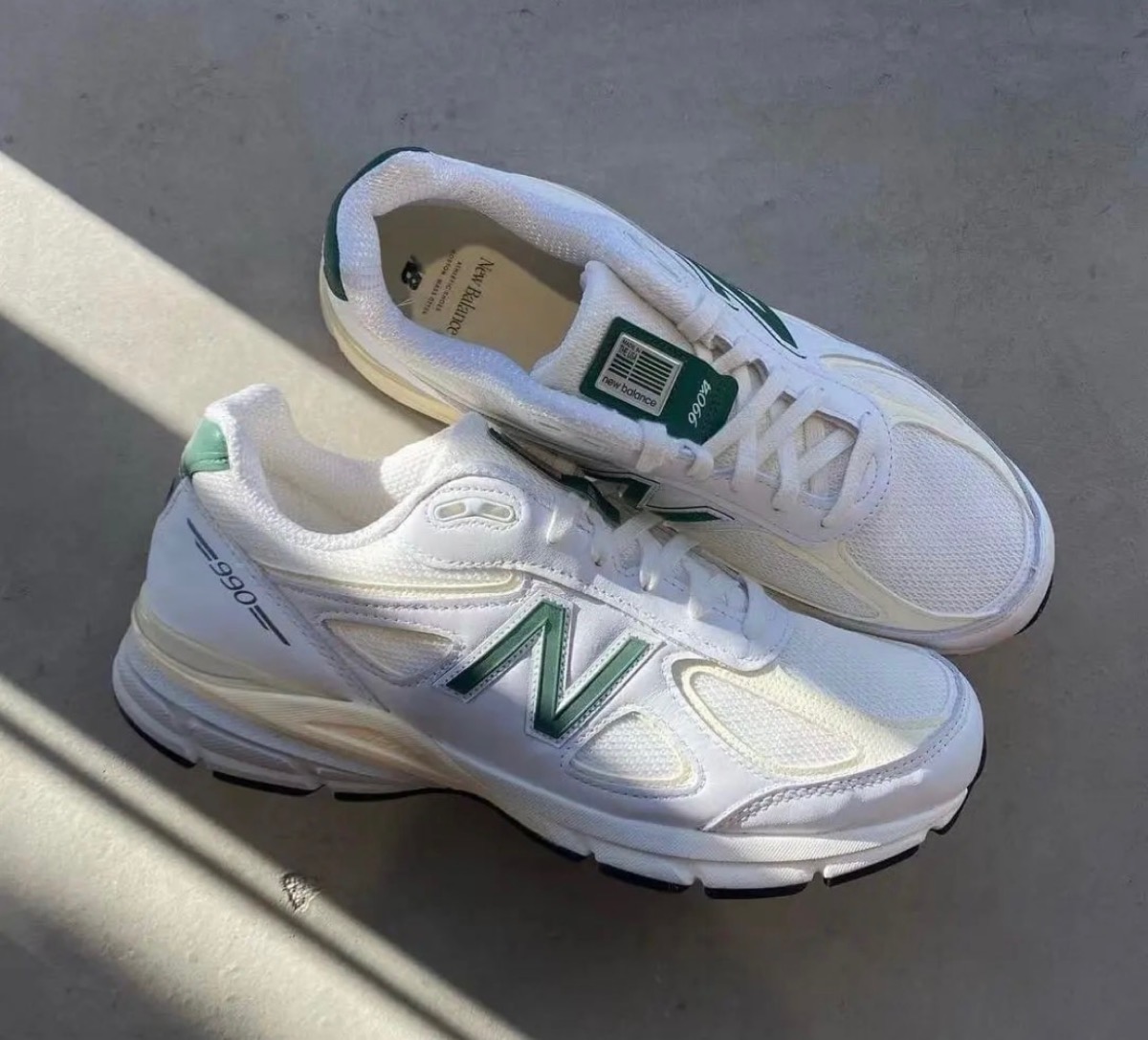 New Balance〈990v4 “Calcium/Forest Green”〉が国内9月7日より発売