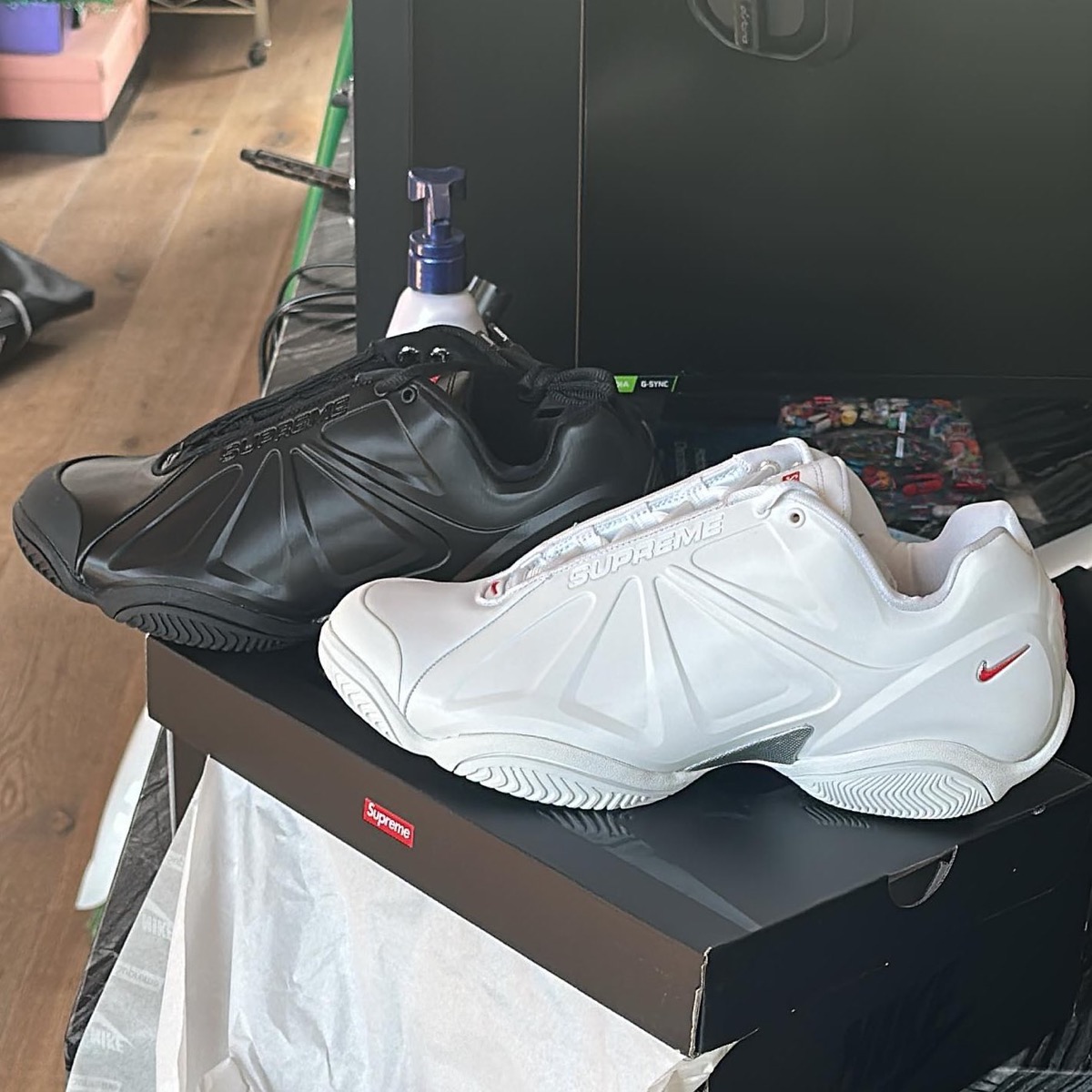 Supreme × Nike Air Zoom Courtpositeが23FW Week9 国内10月21日に発売