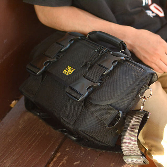 D924：ちょっとミリタリーなメッセンジャーバッグ | バンナイズ | 鞄は