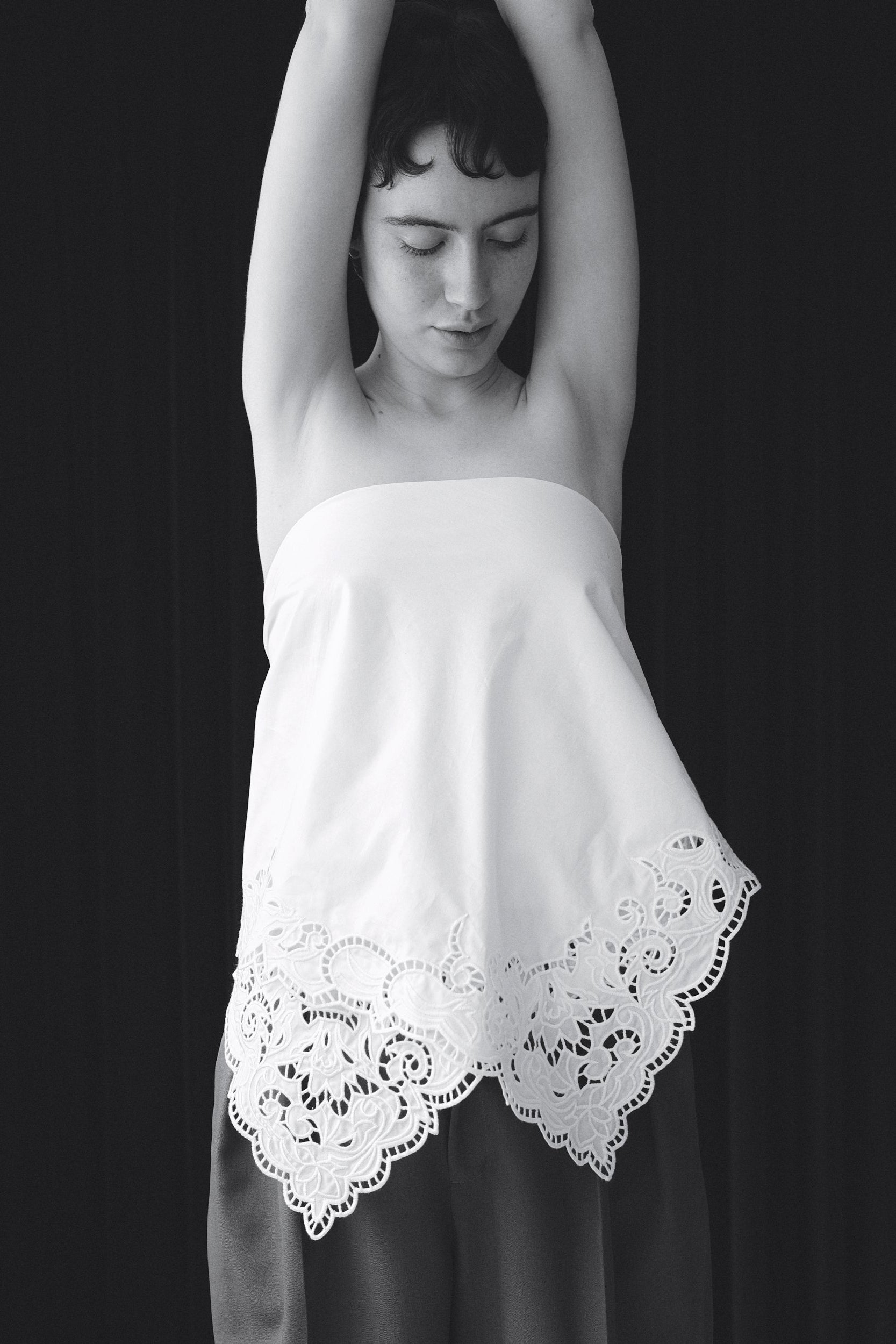 Scallop embroidery scarf – Venica